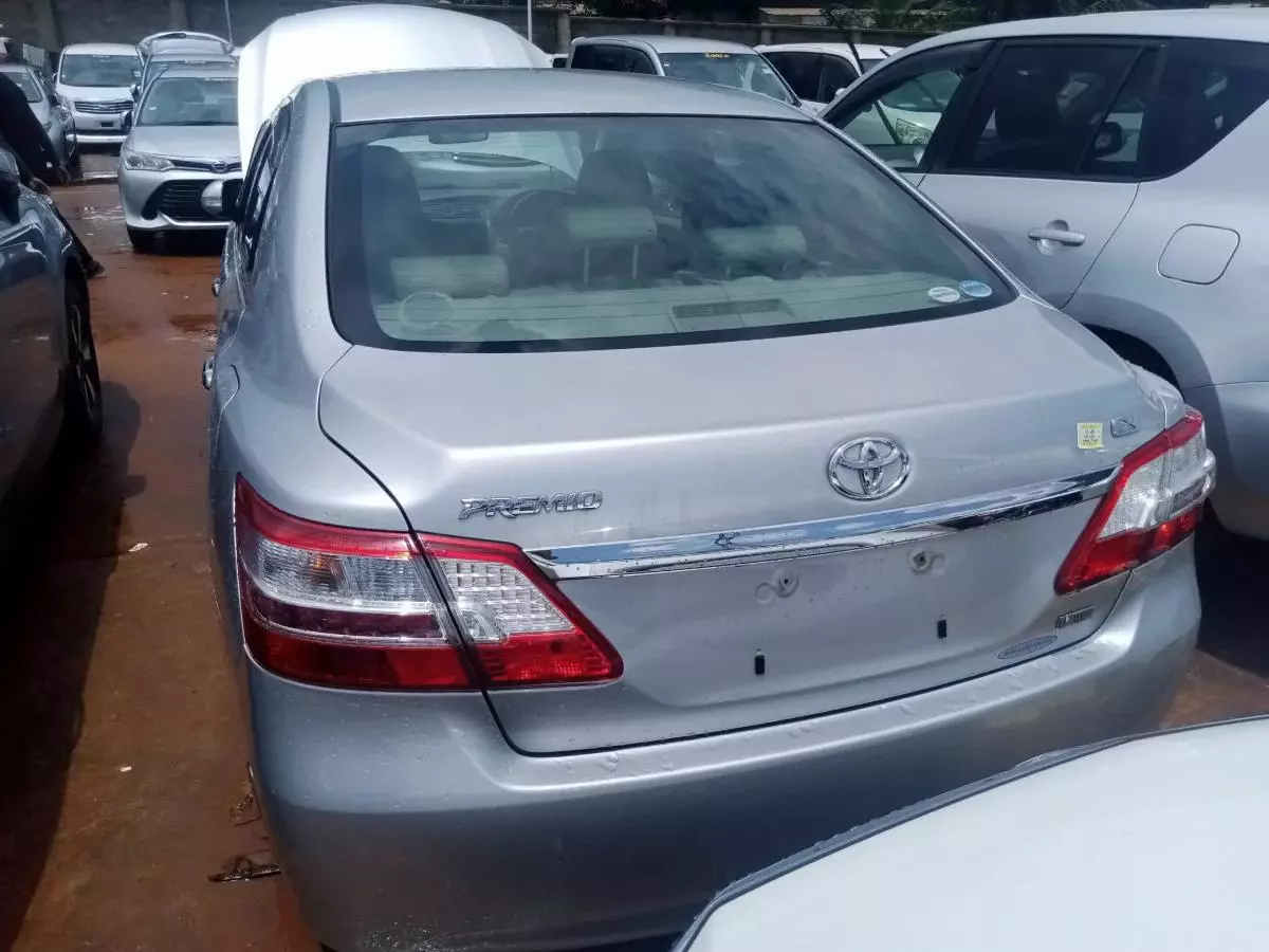 Toyota Premio    - 2011