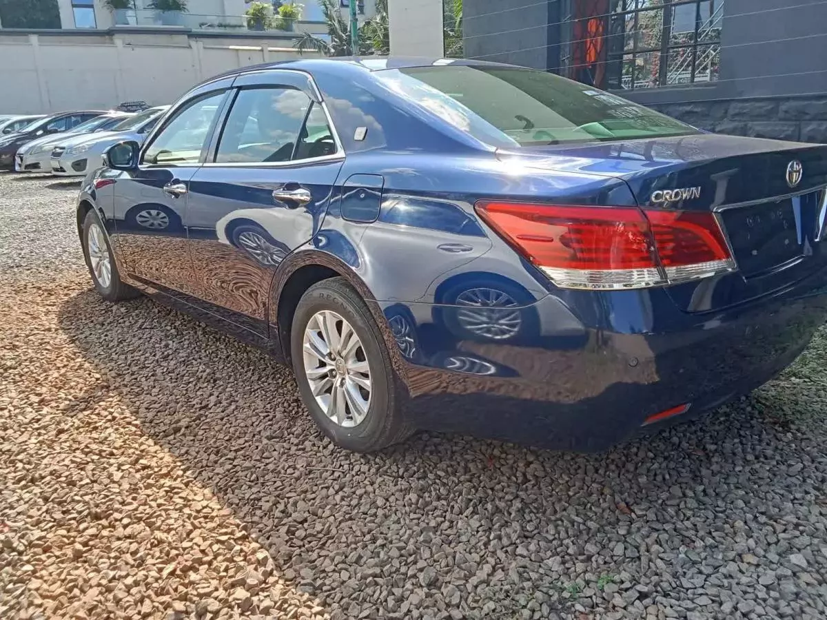 Toyota Crown Royal saloon    - 2016