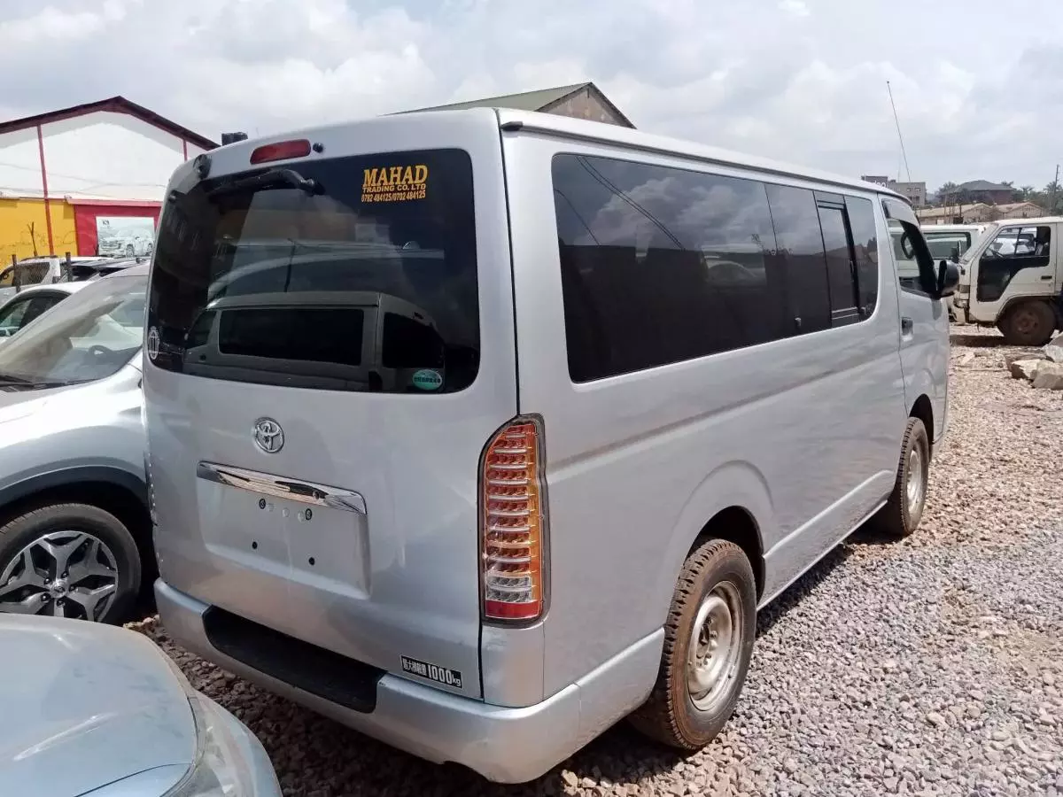 Toyota Hiace   - 2011