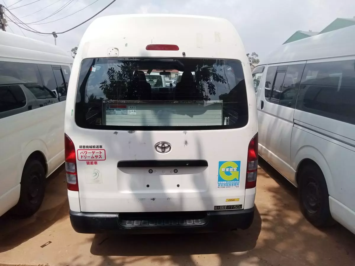 Toyota Hiace   - 2011