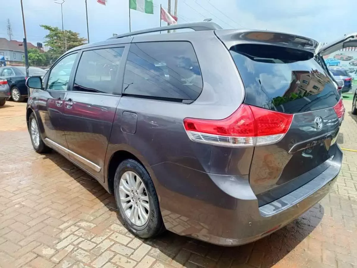 Toyota Sienna   - 2013