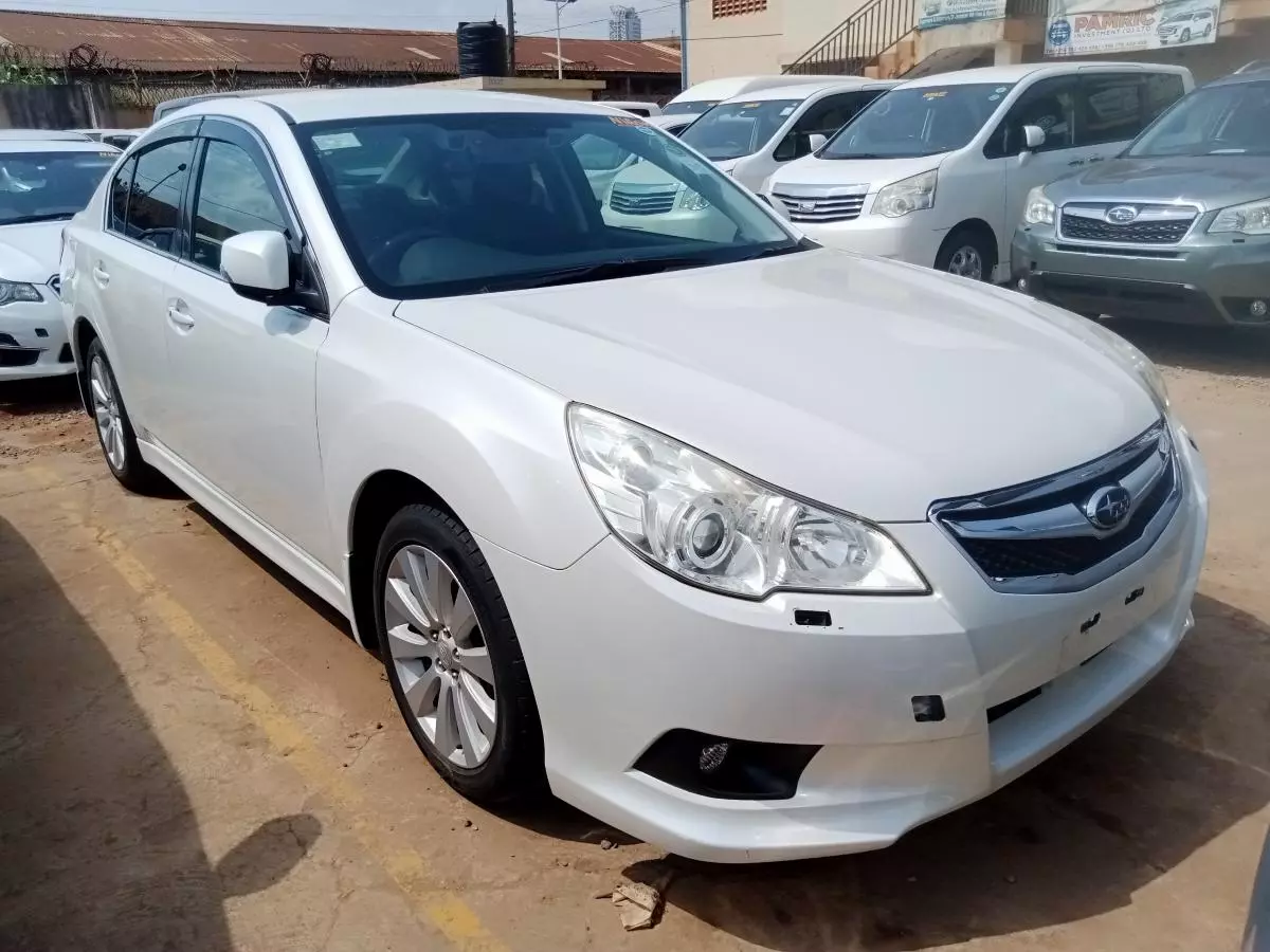 Subaru Legacy   - 2011