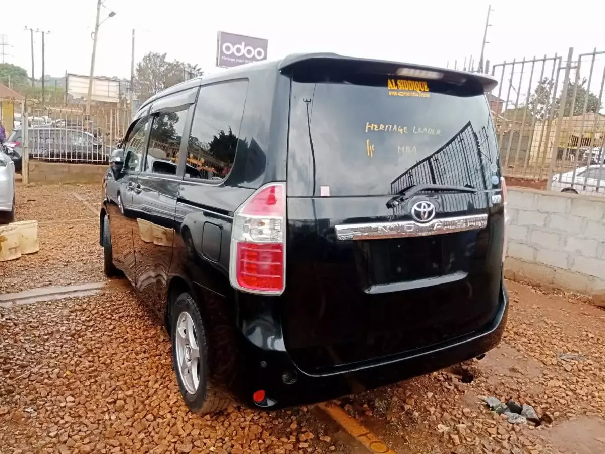 Toyota Noah   - 2012