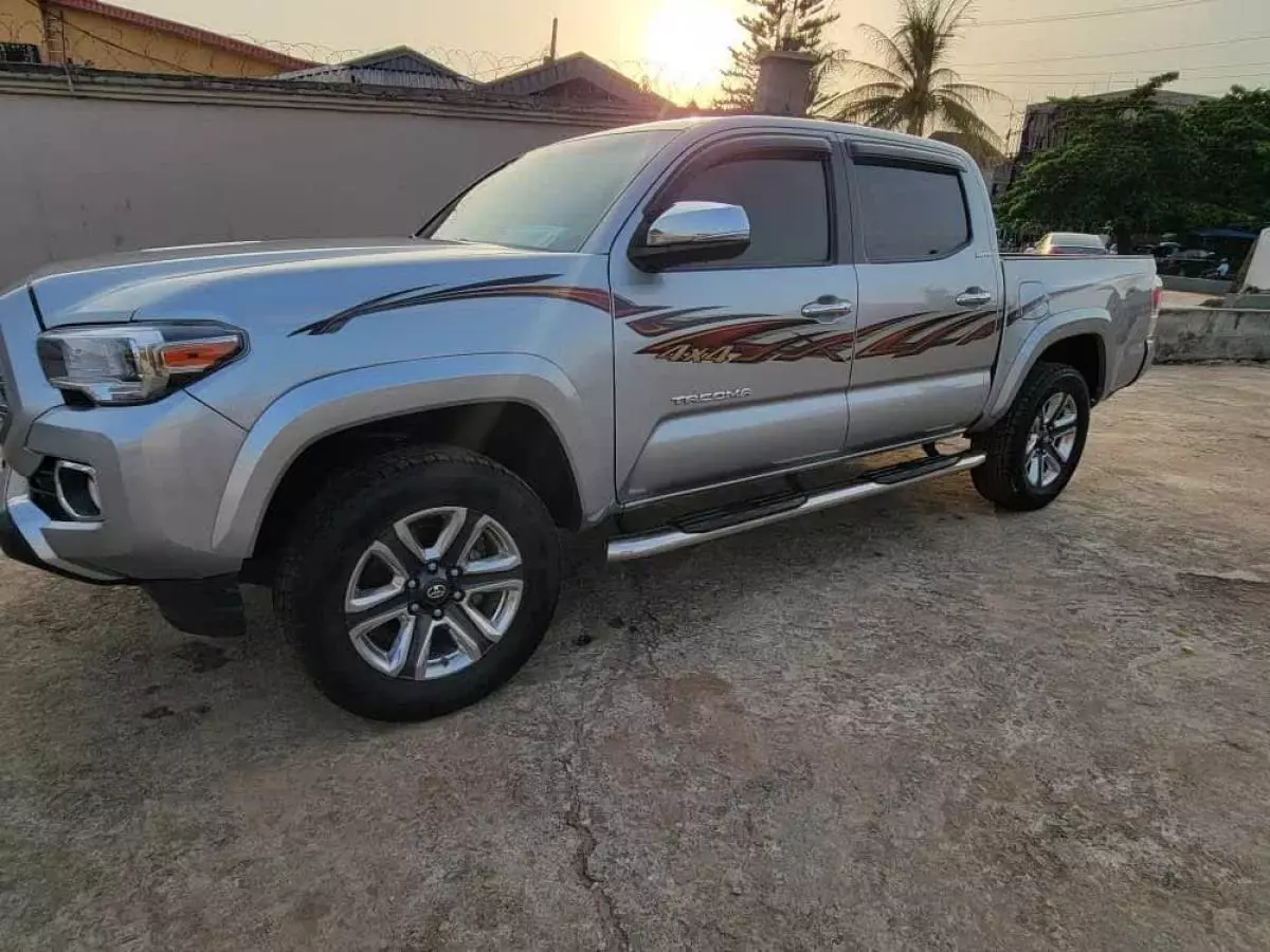 Toyota Tacoma   - 2017