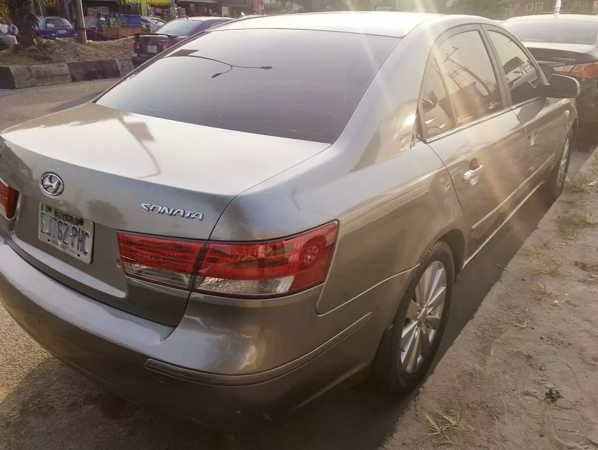 Hyundai Sonata   - 2009