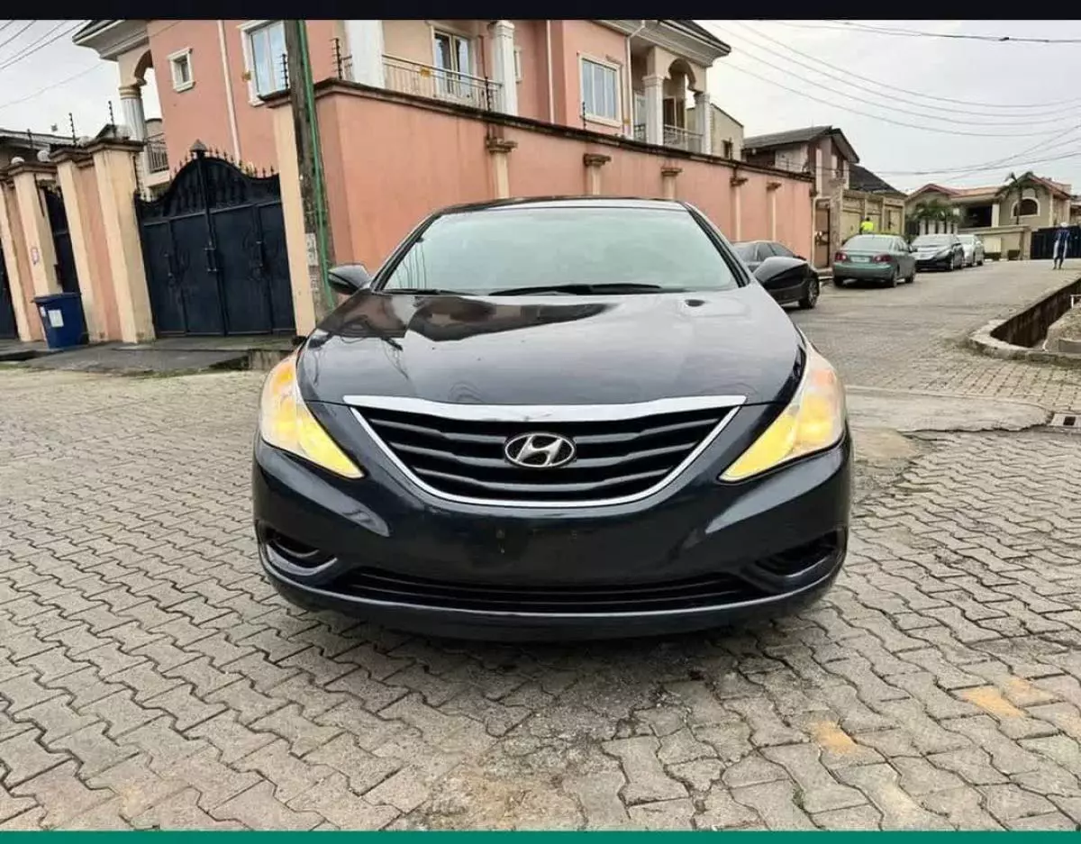 Hyundai Sonata   - 2012