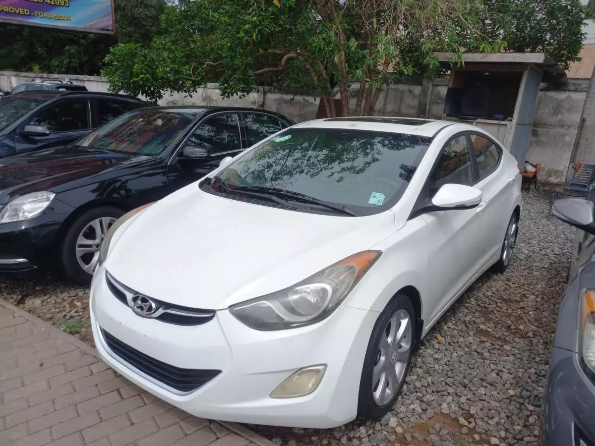 Hyundai Elantra   - 2013