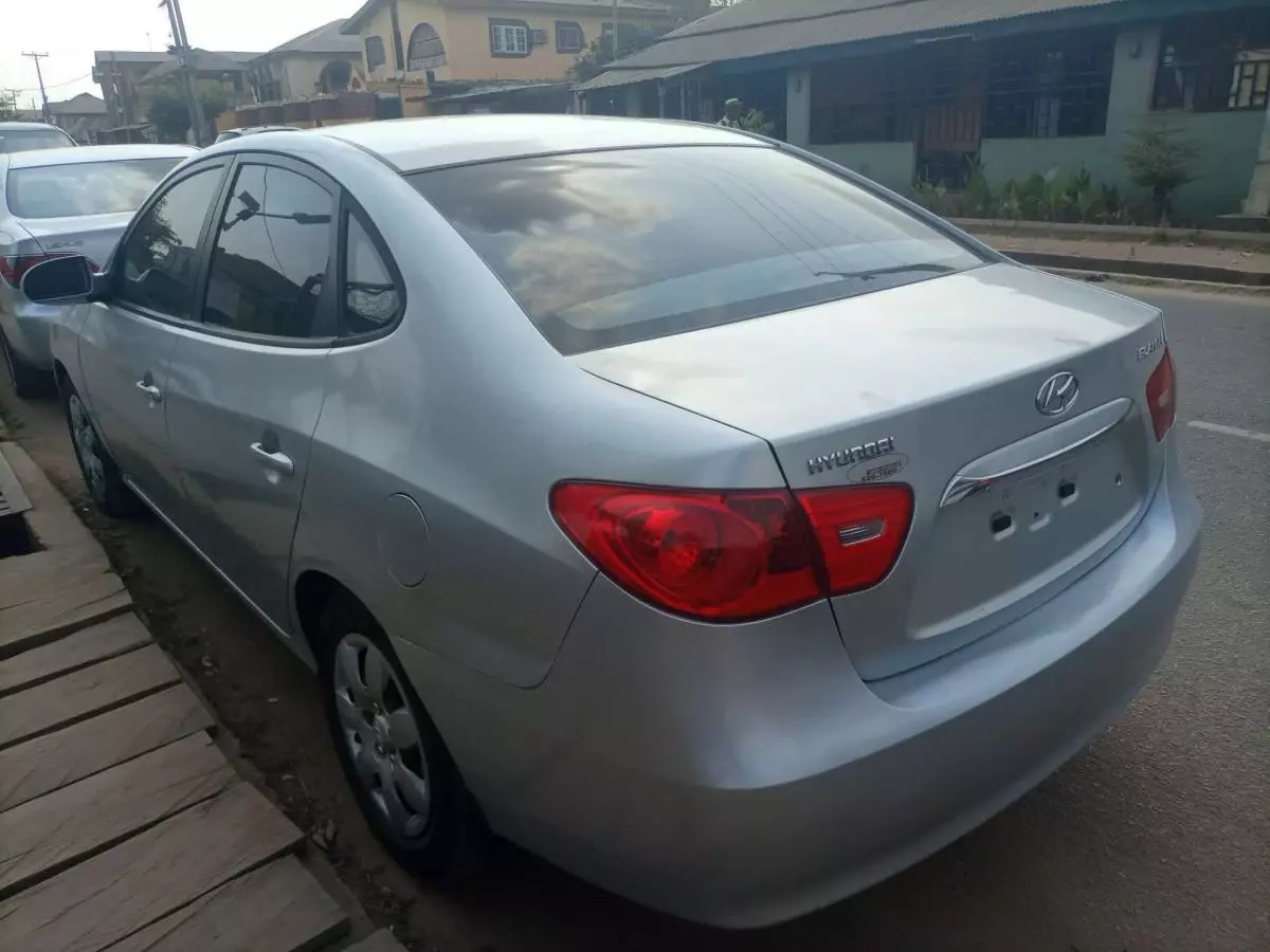 Hyundai Elantra - 2010