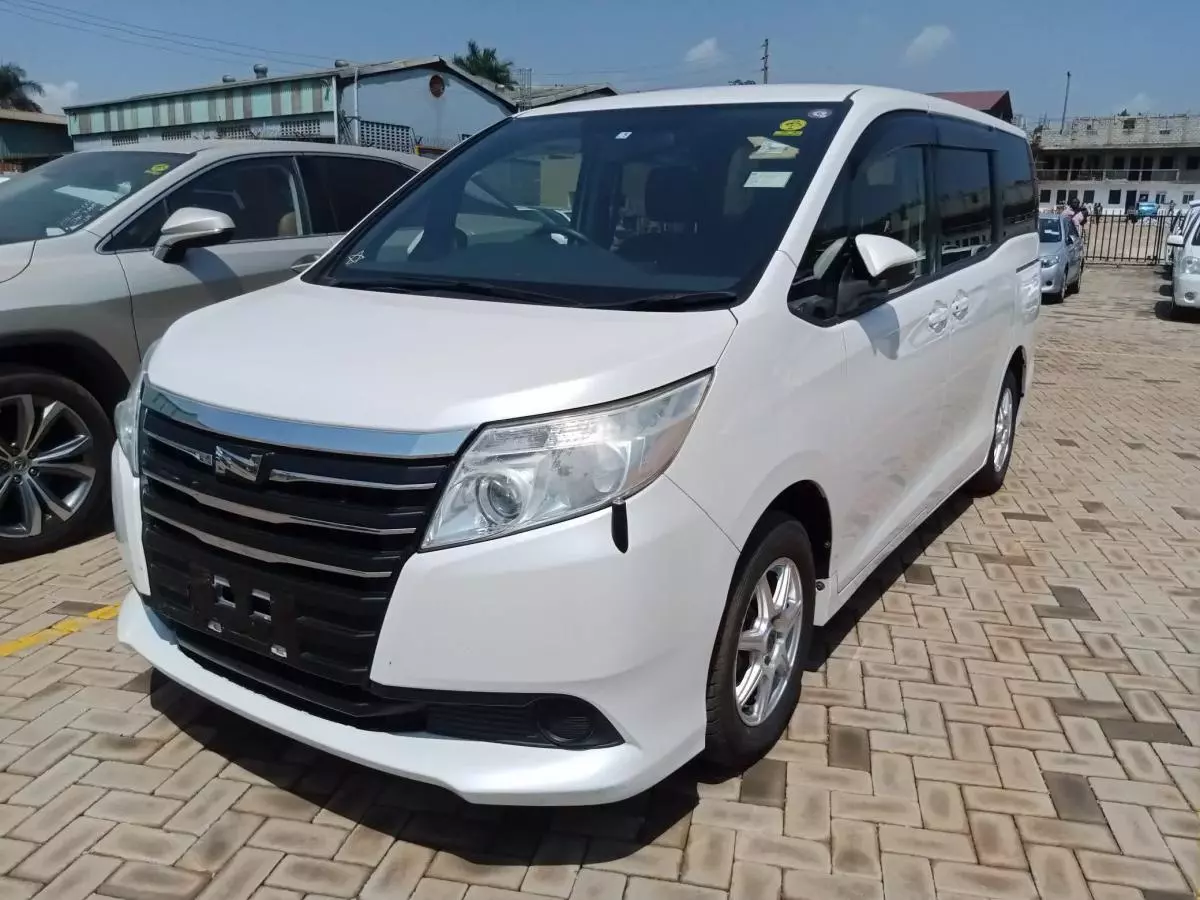 Toyota Noah   - 2015