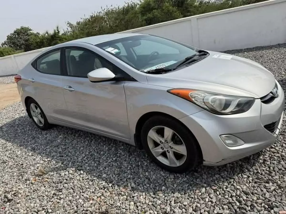 Hyundai Elantra   - 2013