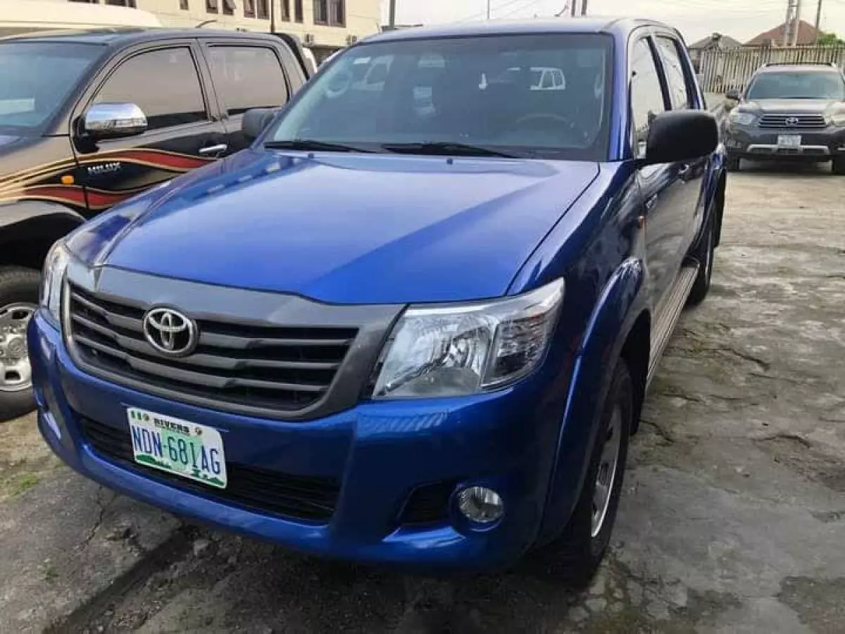 Toyota Hilux   - 2012