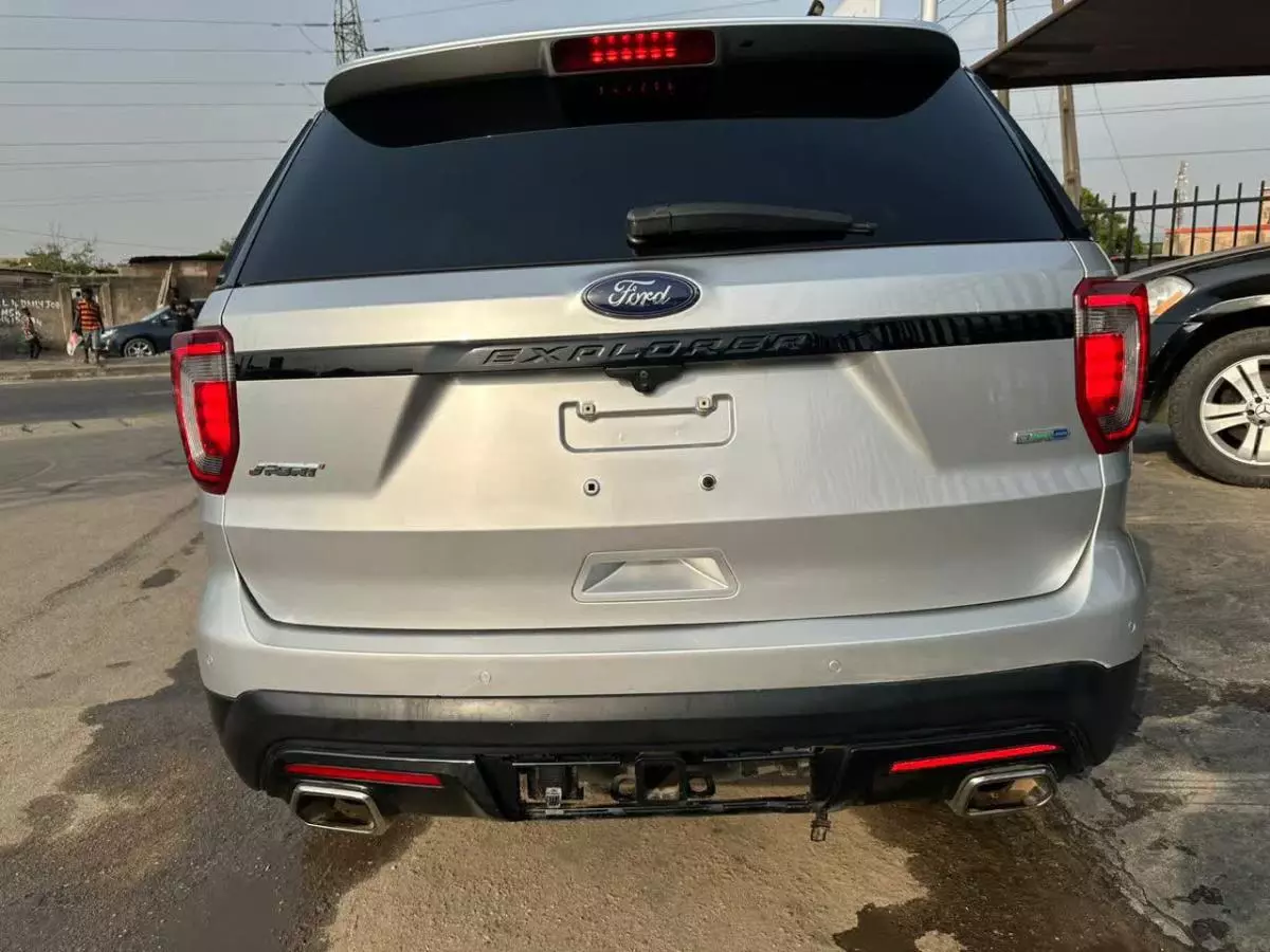 Ford Explorer   - 2017