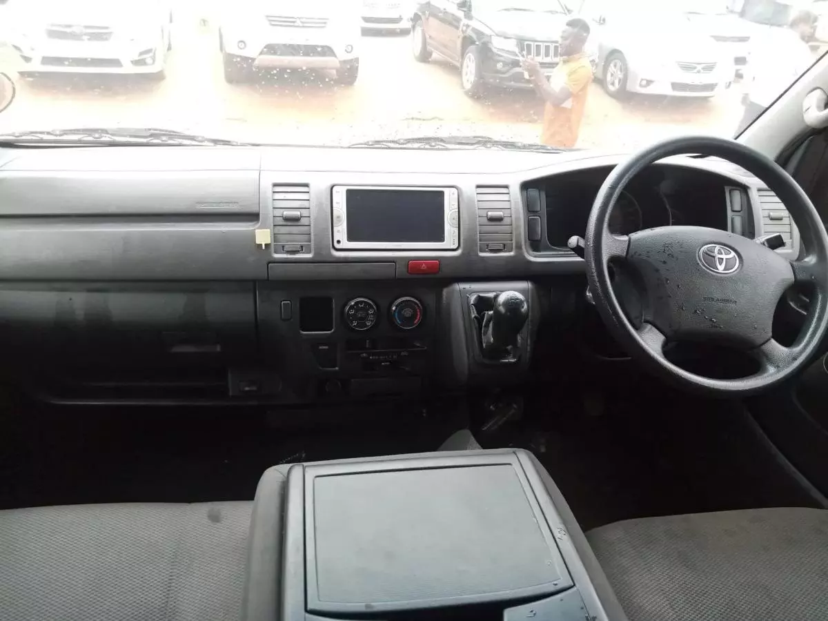 Toyota Hiace   - 2011