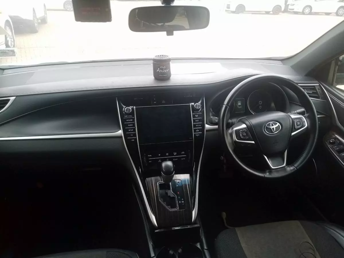 Toyota Harrier   - 2016