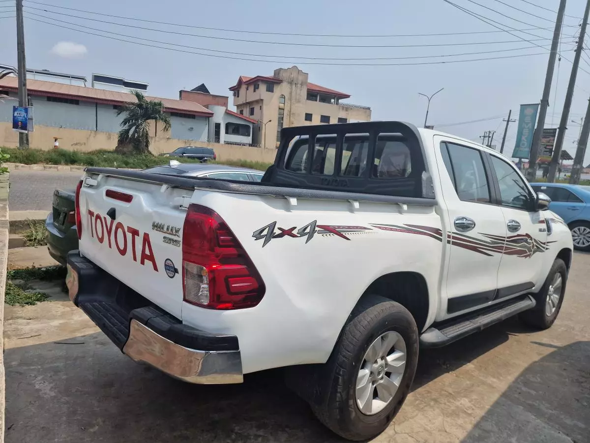 Toyota Hilux   - 2016