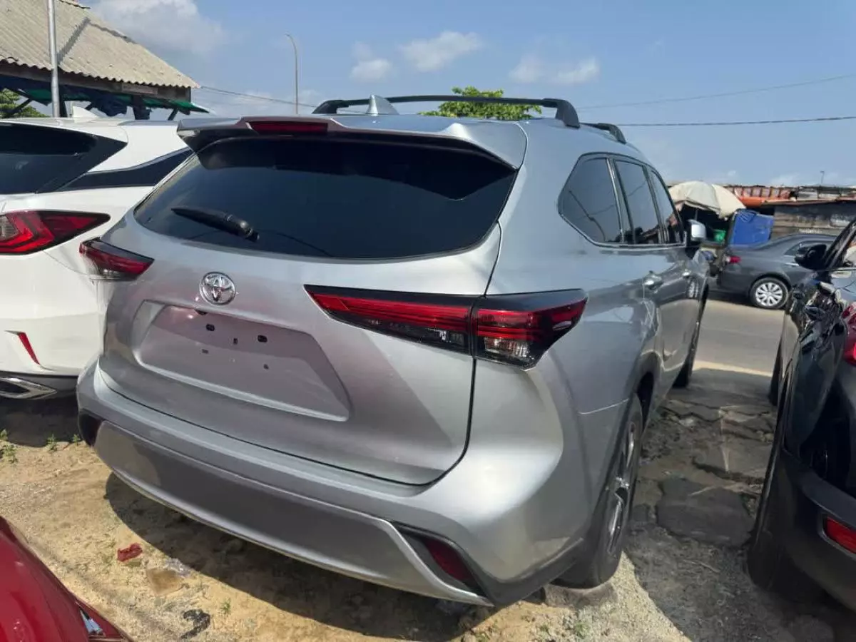 Toyota Highlander   - 2020