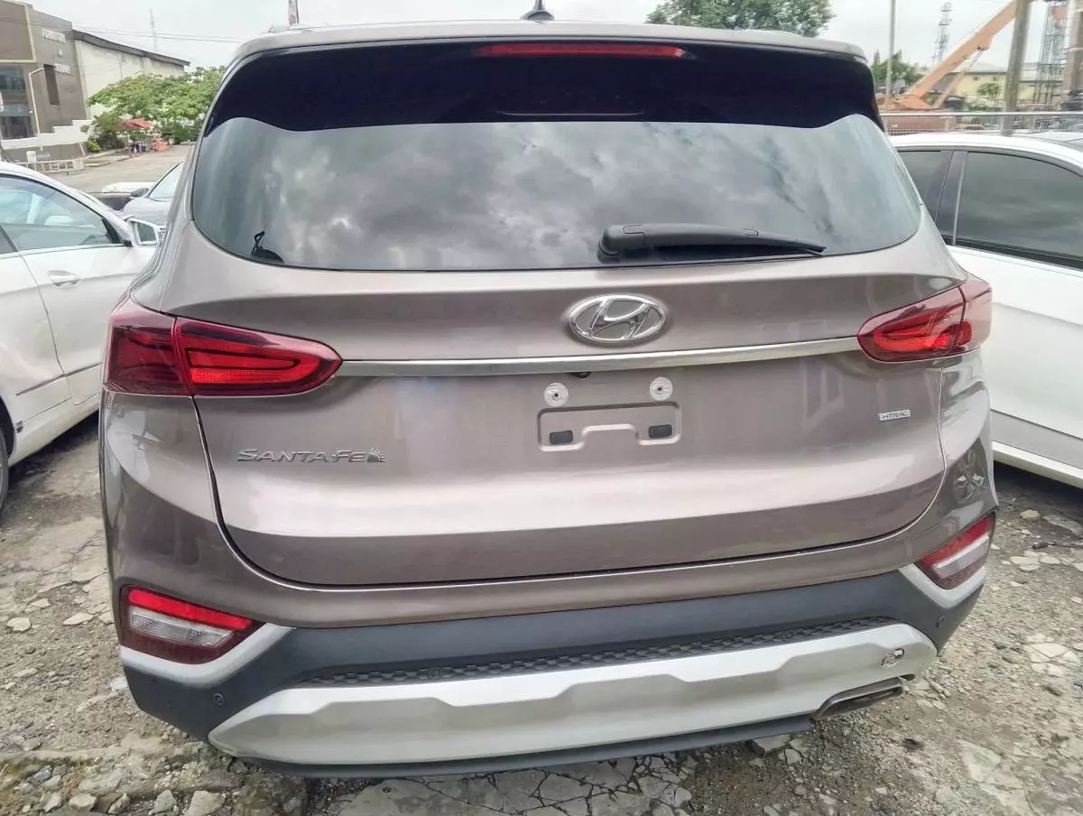 Hyundai Santa Fe   - 2019