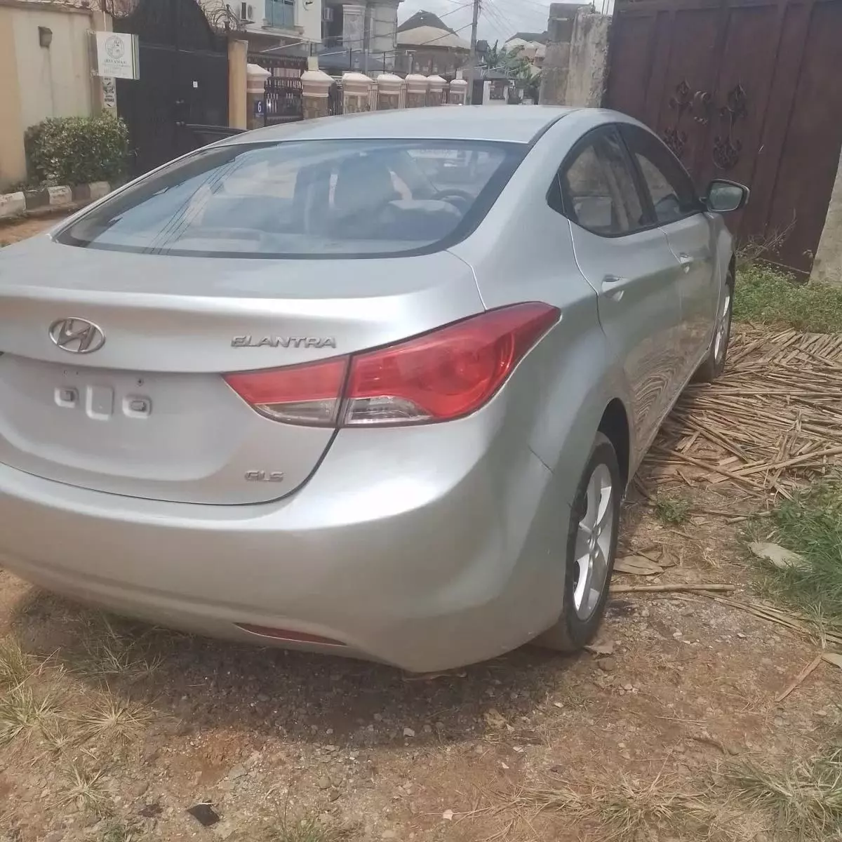 Hyundai Elantra   - 2012