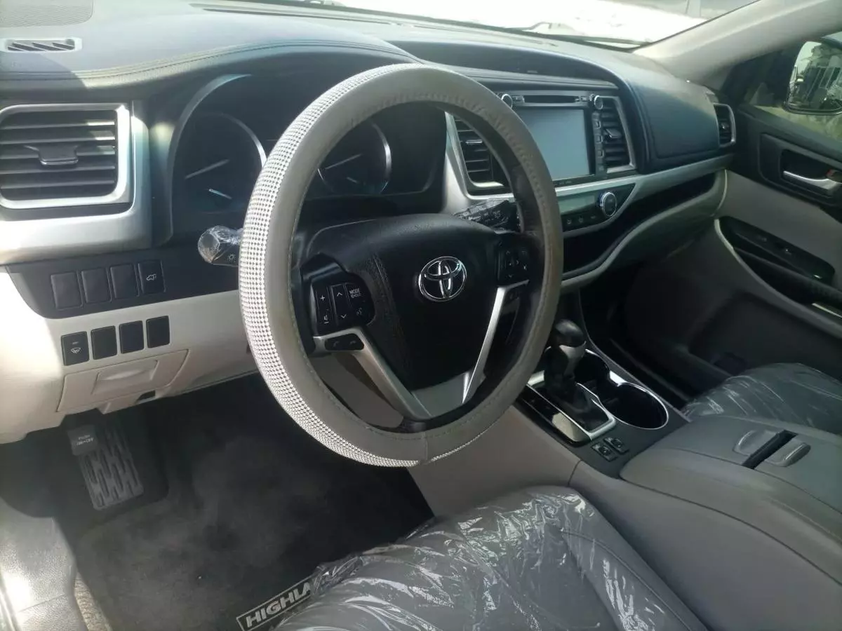 Toyota Highlander   - 2016