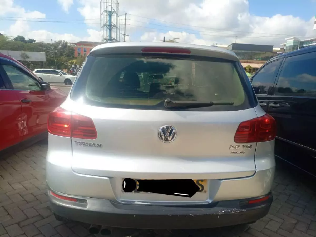 Volkswagen Tiguan   - 2012