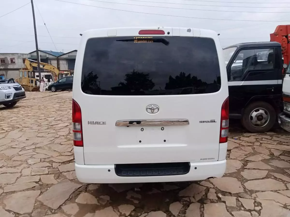 Toyota Hiace   - 2012