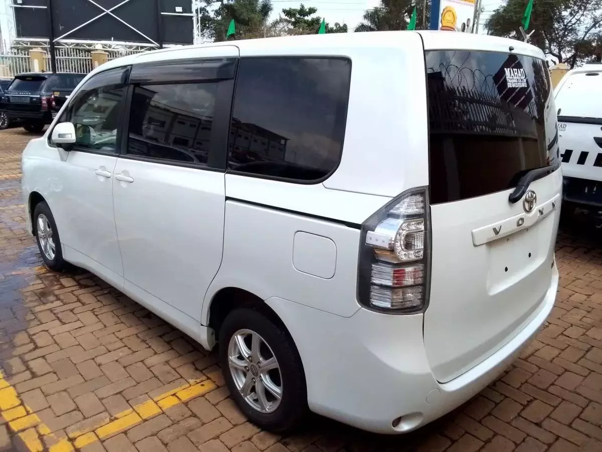 Toyota Voxy    - 2010