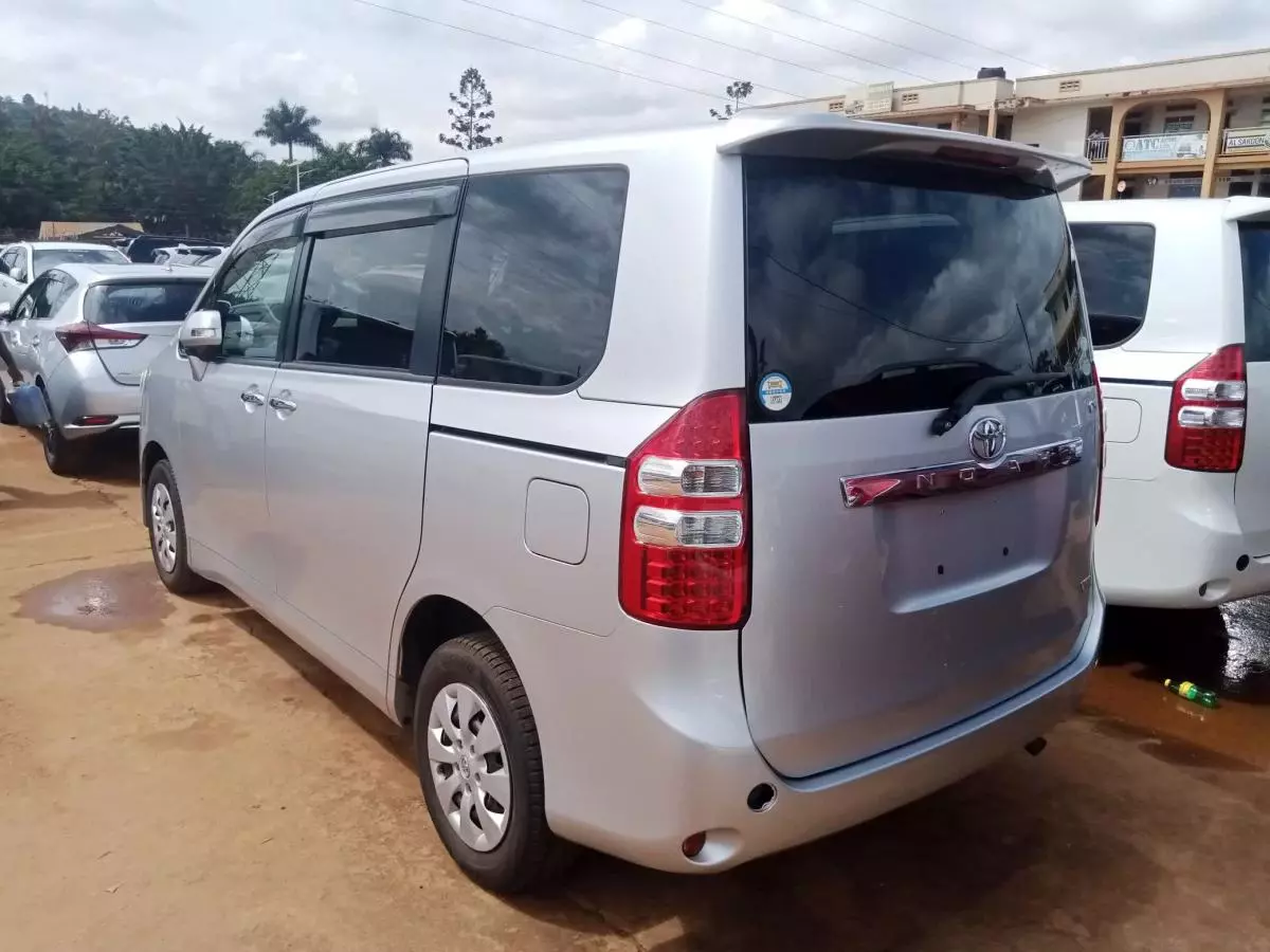 Toyota Noah   - 2011