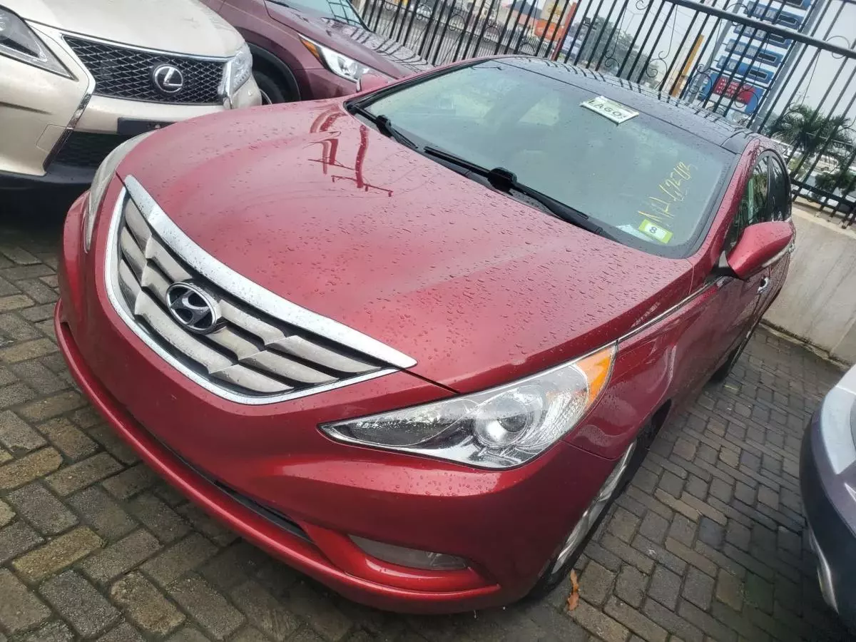 Hyundai Sonata   - 2012