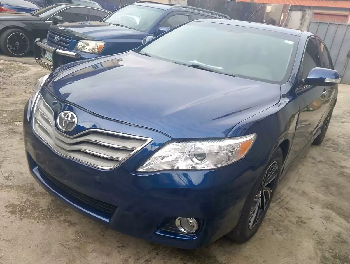 Toyota Camry   - 2011