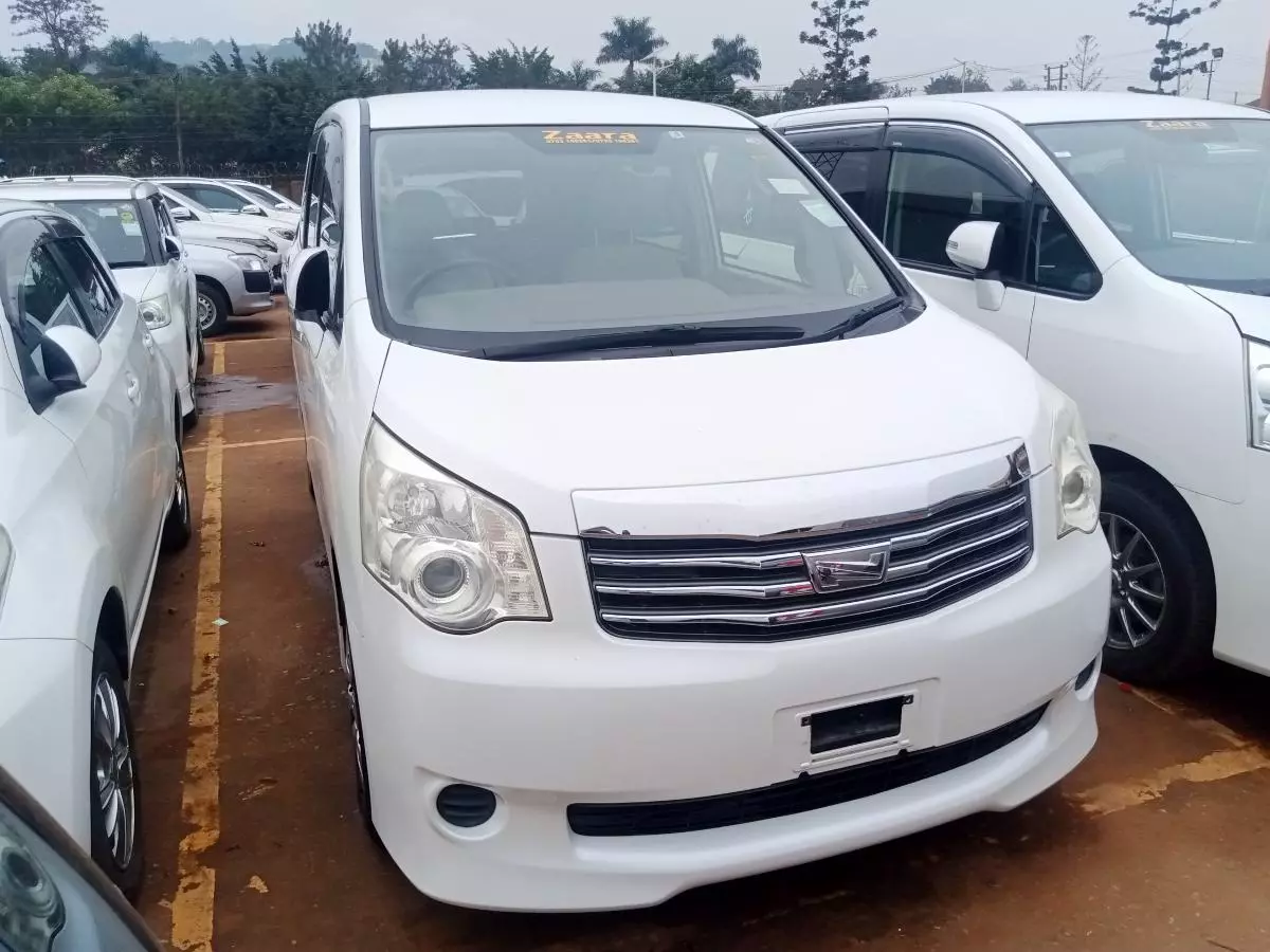 Toyota Noah   - 2012