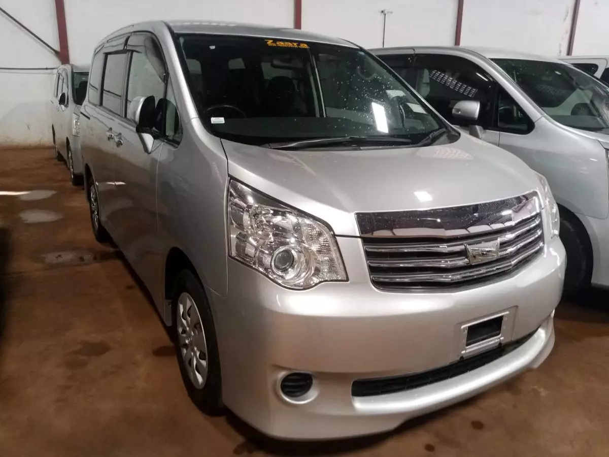 Toyota Noah   - 2009