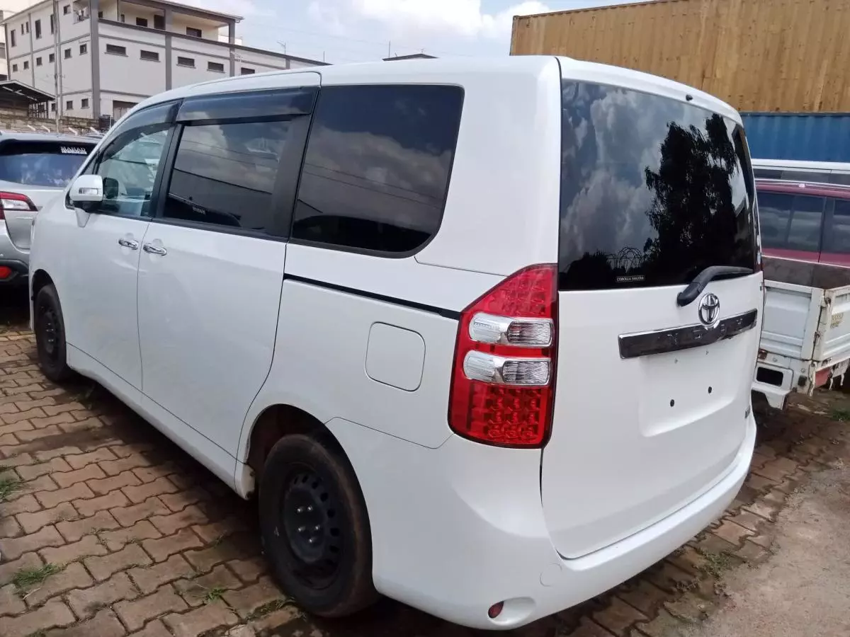 Toyota Noah   - 2011