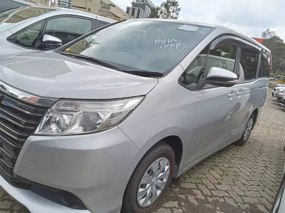 Toyota Noah   - 2017