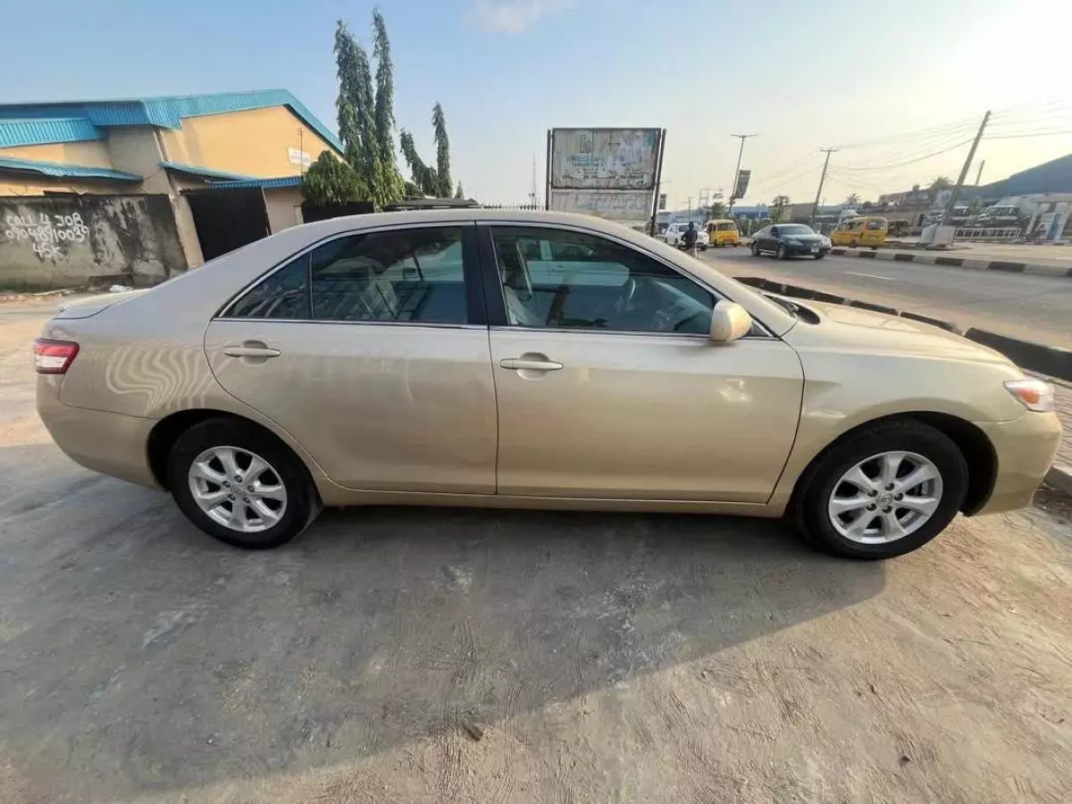 Toyota Camry   - 2011