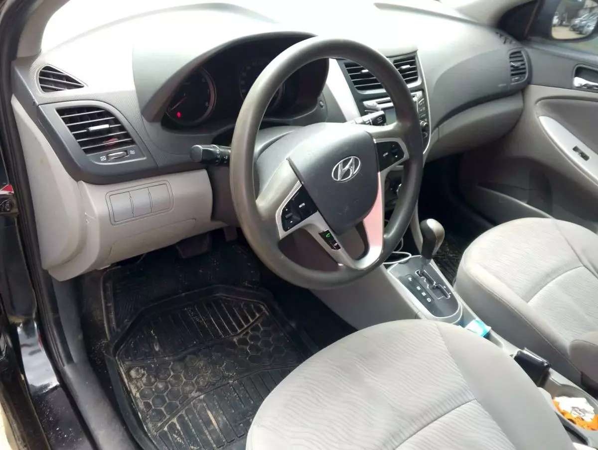 Hyundai Elantra   - 2012