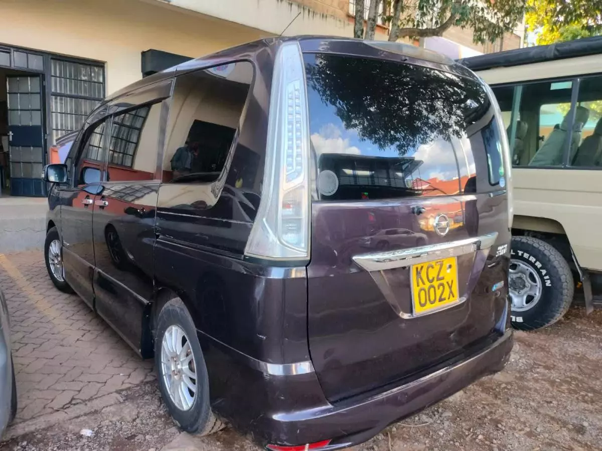 Nissan Serena   - 2013