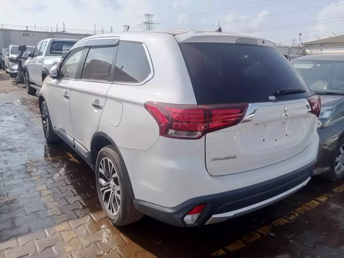 Mitsubishi OUTLANDER   - 2015