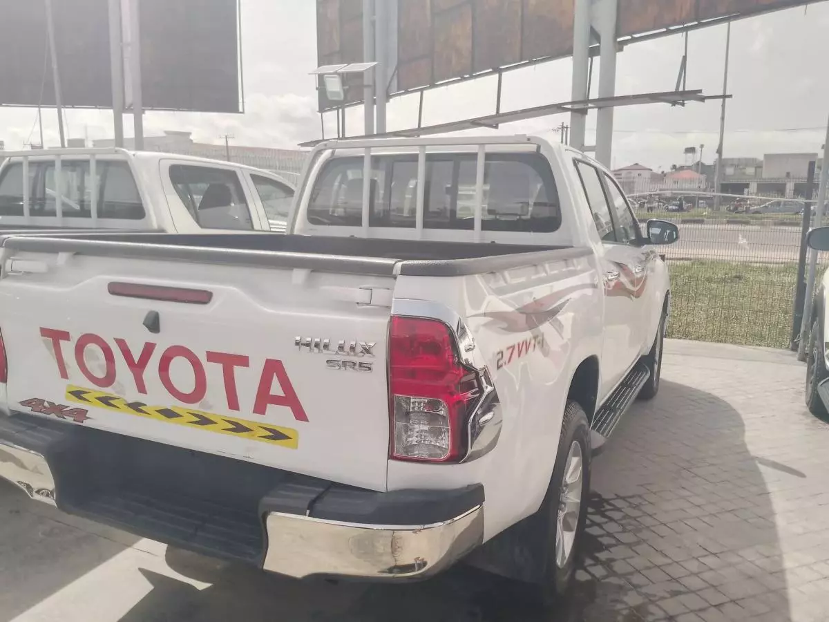 Toyota Hilux    - 2020