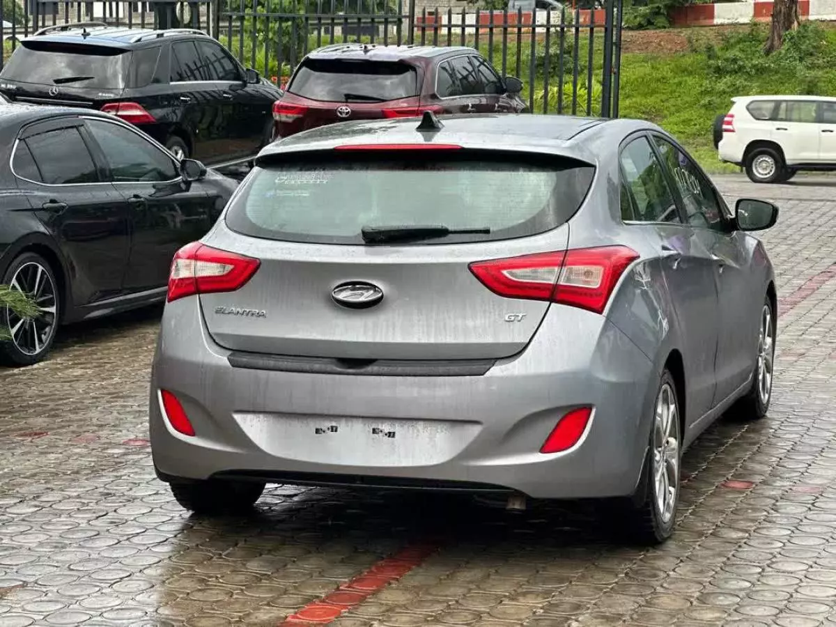 Hyundai Elantra   - 2014