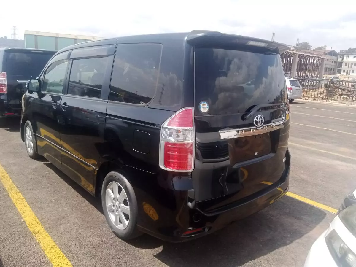 Toyota Noah   - 2009