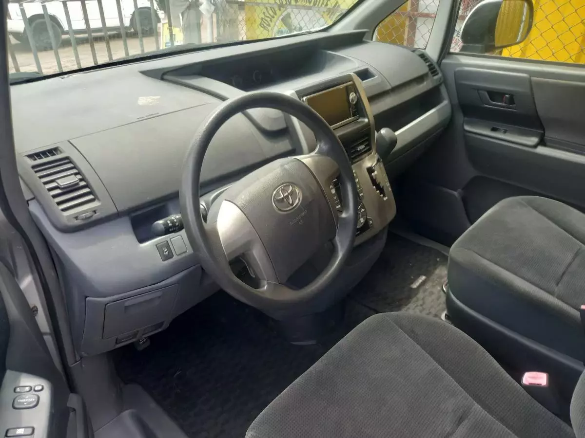 Toyota Noah   - 2012