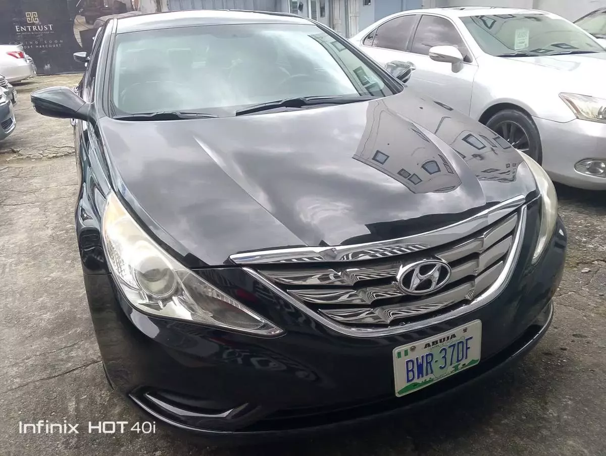 Hyundai Sonata   - 2011