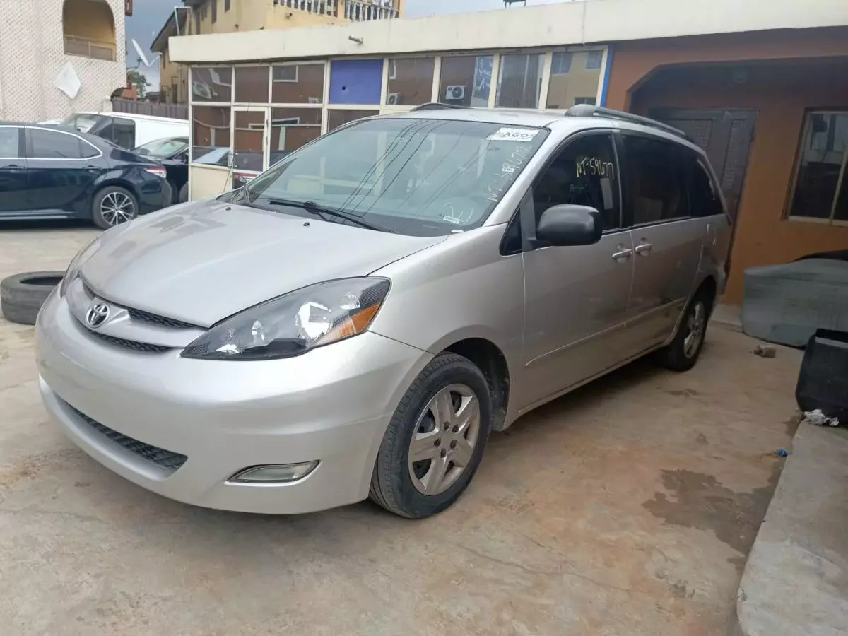 Toyota Sienna   - 2006