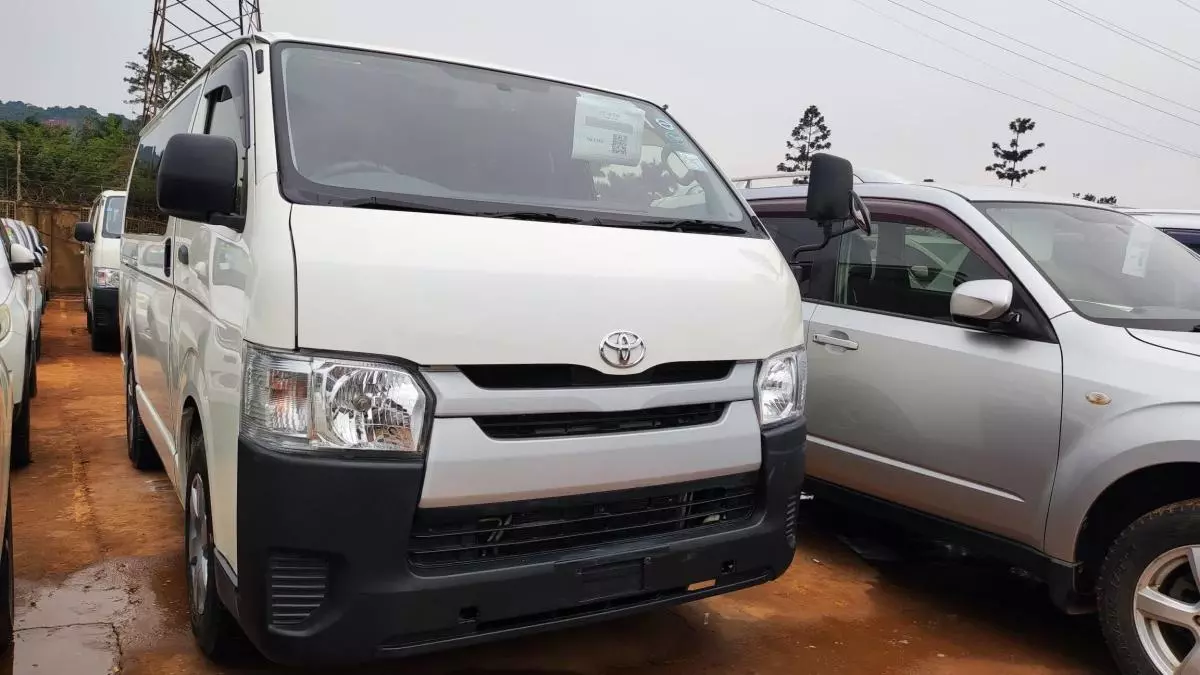 Toyota Hiace   - 2015