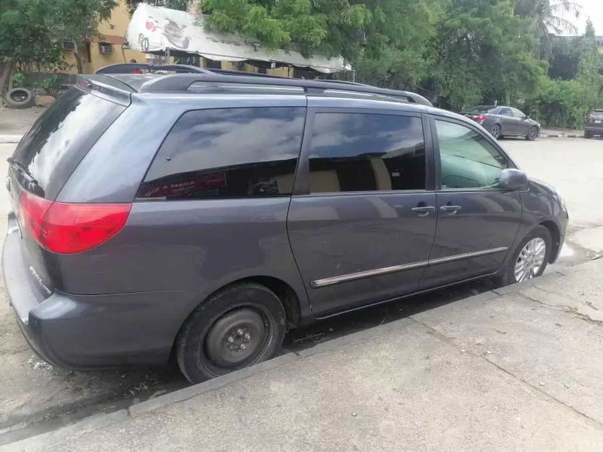 Toyota Sienna - 2010