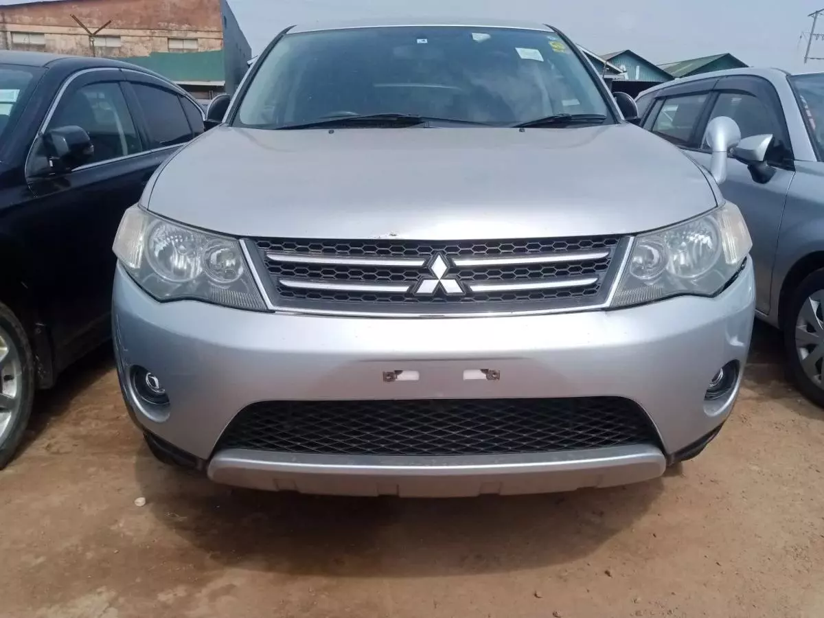 Mitsubishi OUTLANDER   - 2010