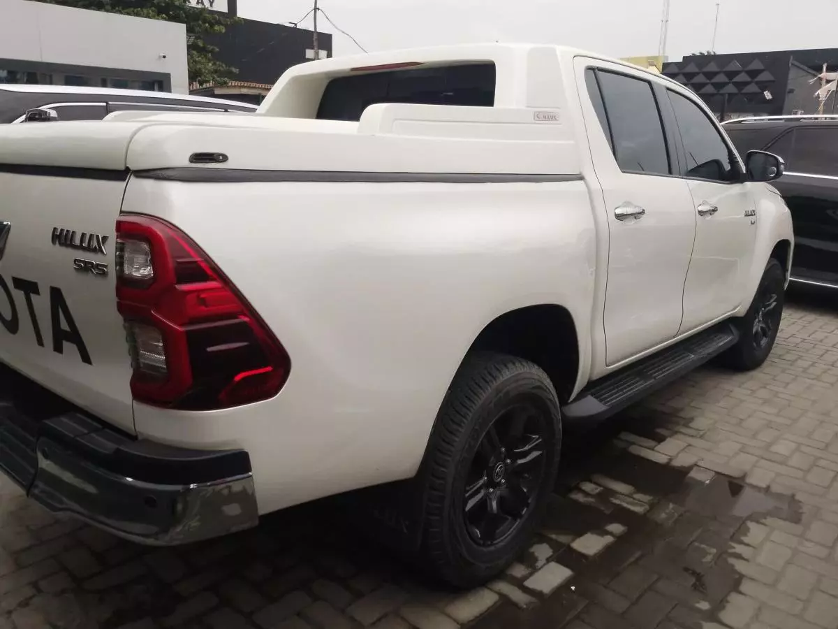 Toyota Hilux   - 2021