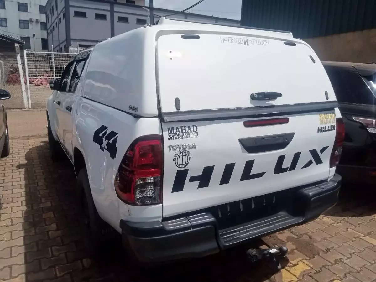 Toyota Hilux    - 2016