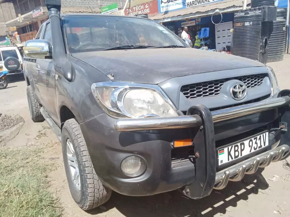 Toyota Hilux   - 2011