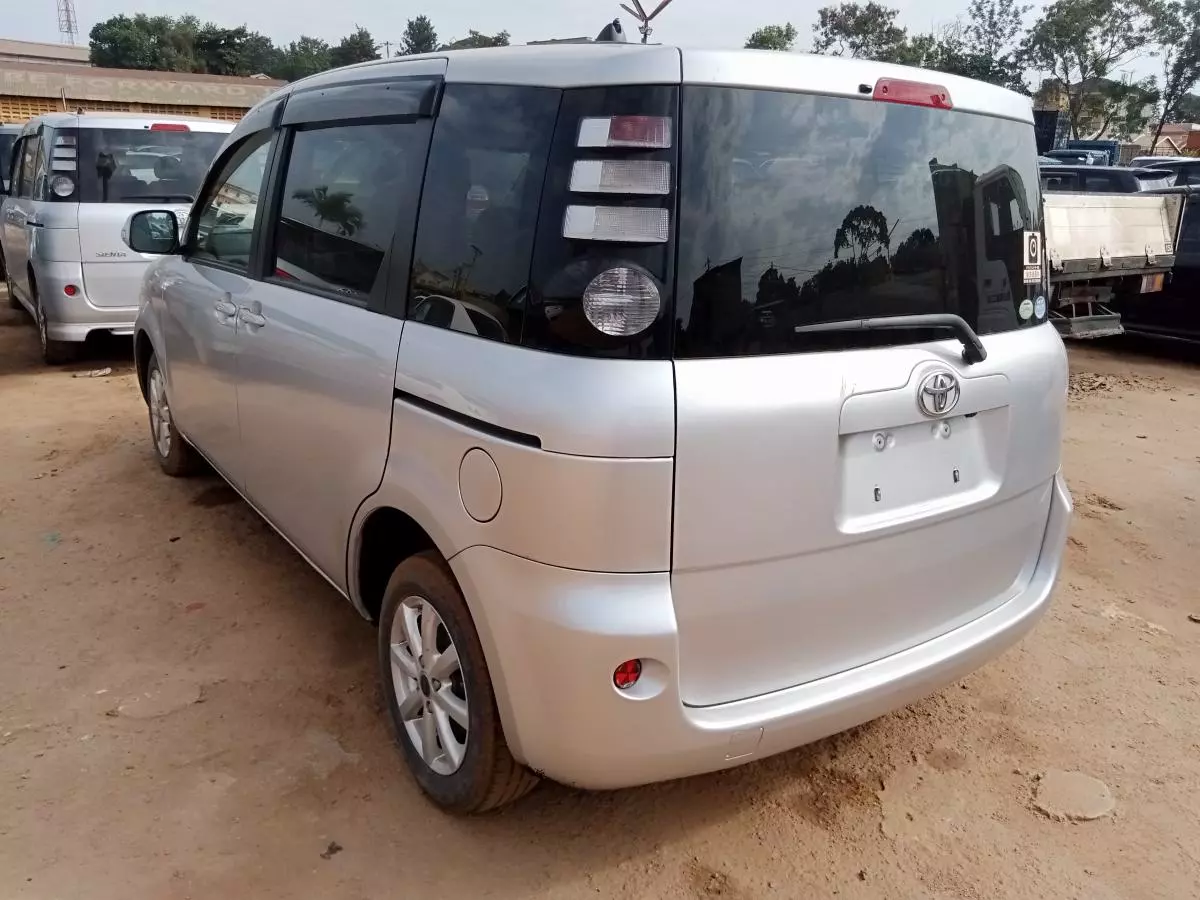 Toyota Sienta   - 2009